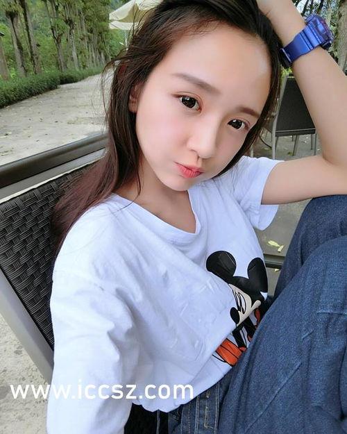 吃瓜女网红图片大全,趣味横生的美食时光